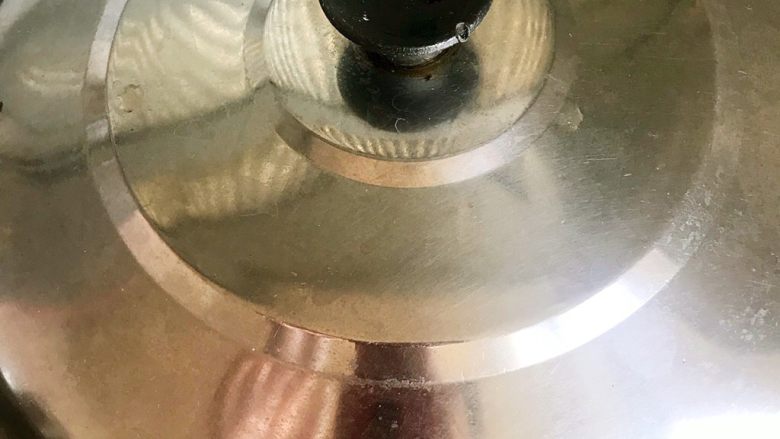 糖醋排骨,盖锅盖，小火炖40分钟左右