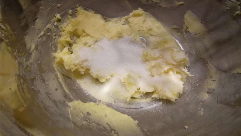 黄油小圆饼,加入细砂糖,继续搅打均匀,直到完全混合,色泽发白