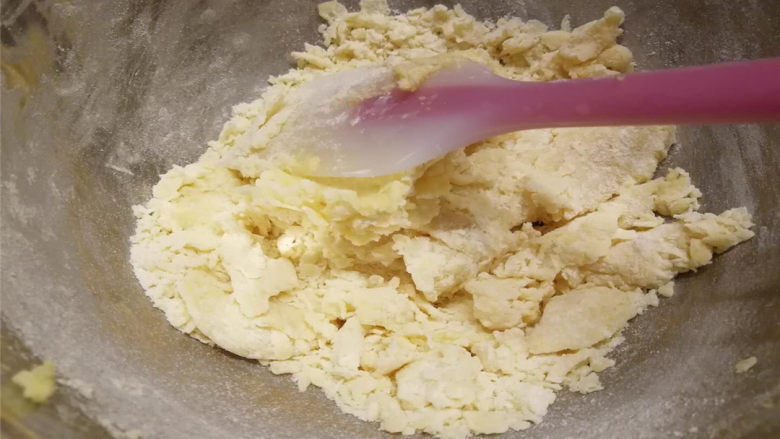 黄油小圆饼,用硅胶铲从底部往上翻拌,碾压,呈现如图块状