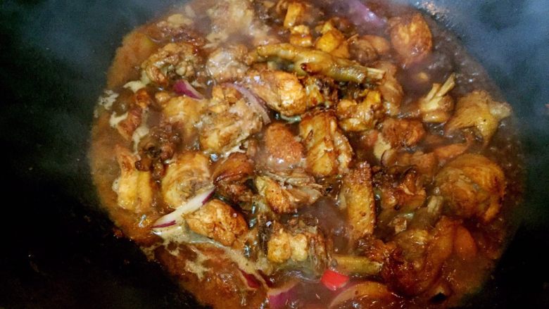 山东炒鸡,看肉差不多时,加些水,加点盐让鸡肉入味,可以盖锅盖闷一下