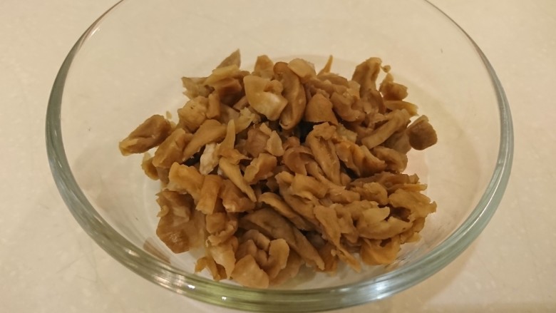 菜脯蛋,蘿蔔乾先泡一下水,捏乾,切成黃豆大小的碎丁。