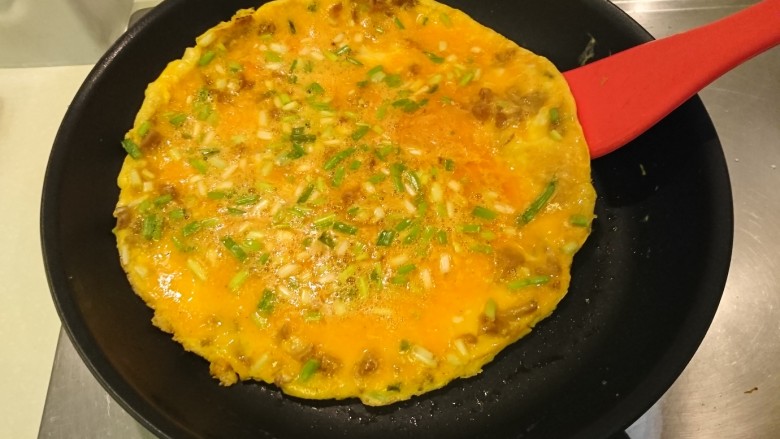 菜脯蛋,差不多沒流動狀了,搖動鍋身,蛋餅能輕易的滑動(我用鏟子試給大家看)
