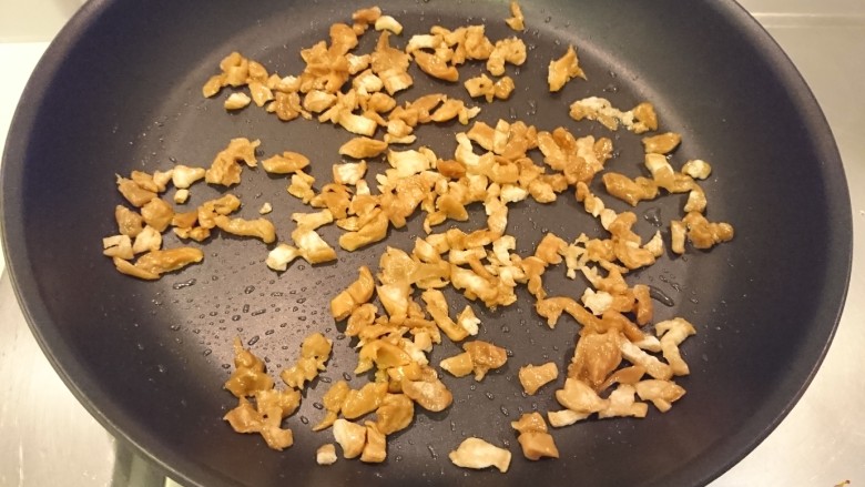 菜脯蛋,炒到香氣出來,微微變色。