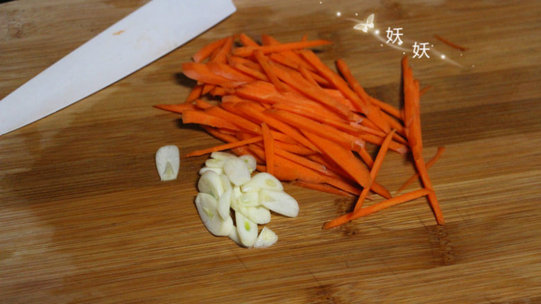 家常炒河粉,<a style='color:red;display:inline-block;' href='/shicai/ 25'>胡萝卜</a>切细丝儿，<a style='color:red;display:inline-block;' href='/shicai/ 2794'>大蒜</a>子也切片。