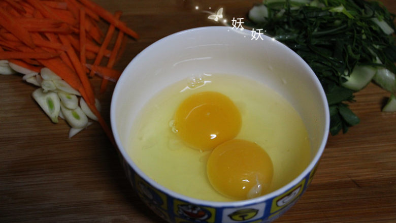 家常炒河粉,<a style='color:red;display:inline-block;' href='/shicai/ 9'>鸡蛋</a>两个打入碗中,搅散。