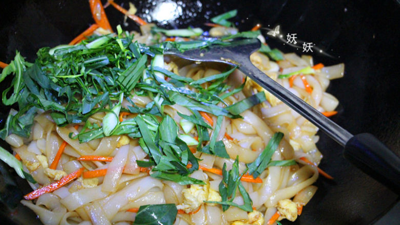 家常炒河粉,快速翻炒几下倒入青菜丝,青菜丝也很容易熟,同时把盐,<a style='color:red;display:inline-block;' href='/shicai/ 756'>鸡精</a>一起放进去,大火炒匀了就可以。