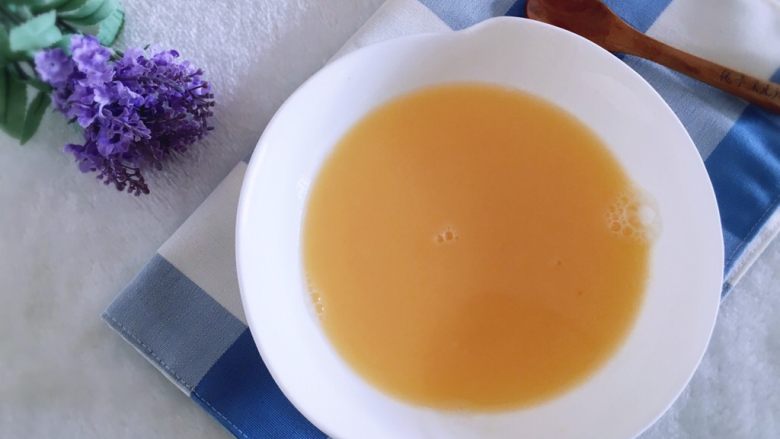 百变鸡蛋+秋葵蒸蛋,一边倒入温水,一边搅拌