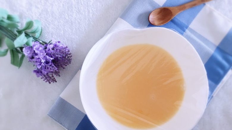 百变鸡蛋+秋葵蒸蛋,蛋液盖上保鲜膜
