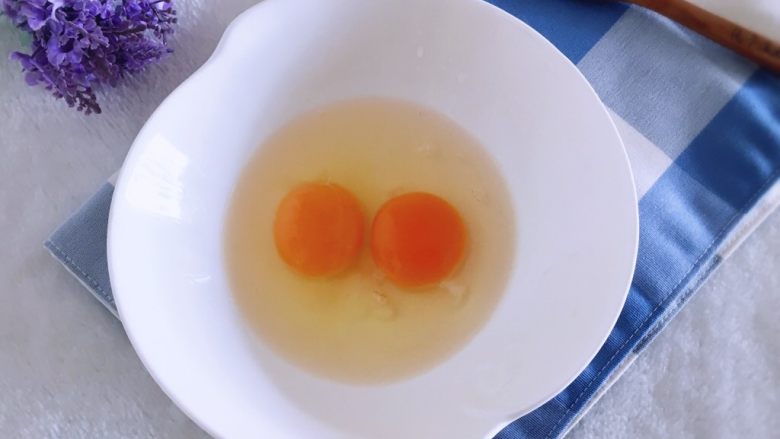 百变鸡蛋+秋葵蒸蛋,鸡蛋中加入盐
