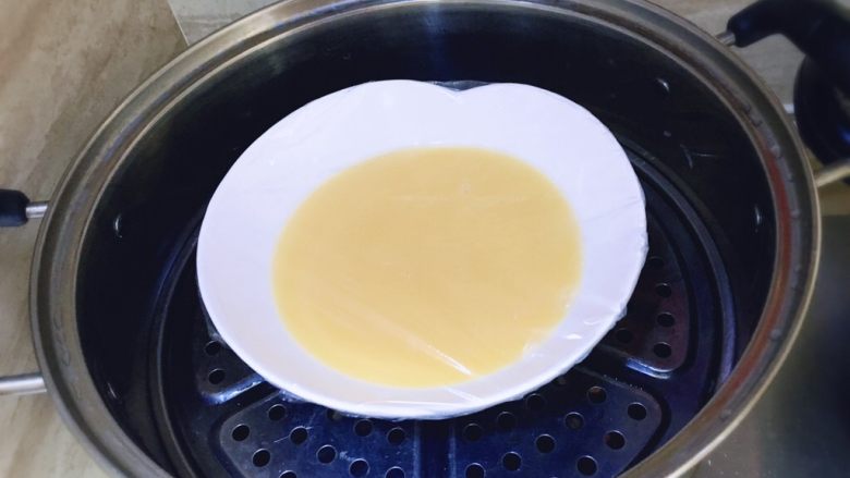 百变鸡蛋+秋葵蒸蛋,大火水开以后,蛋液放入蒸4分钟至表面凝固