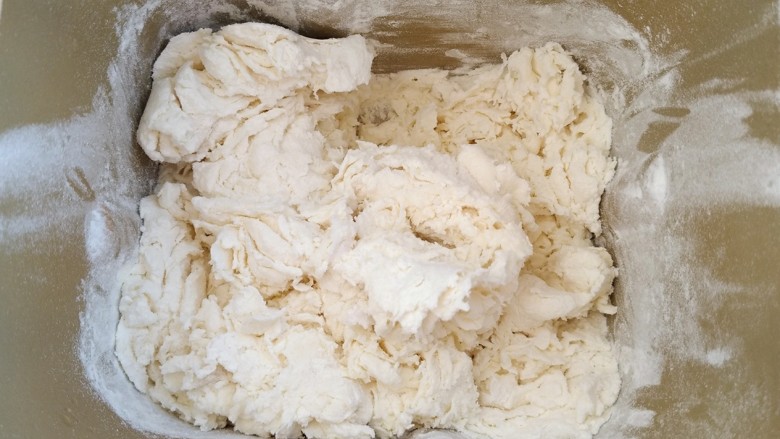 荷叶肉夹馒头,把所有食材放入面包机,启动和面程序约20分钟