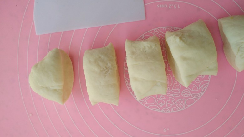荷叶肉夹馒头,发酵好后取出排气按揉,再分成大小均匀的剂子,每份约60克