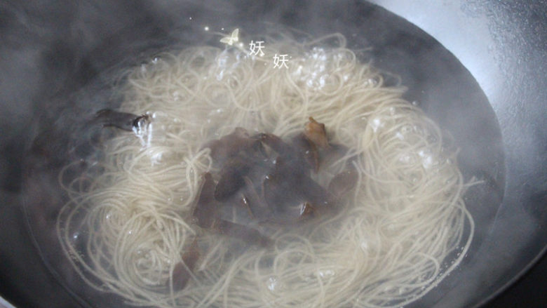 酸辣粉,粉丝快熟时放入木耳丝,煮熟。