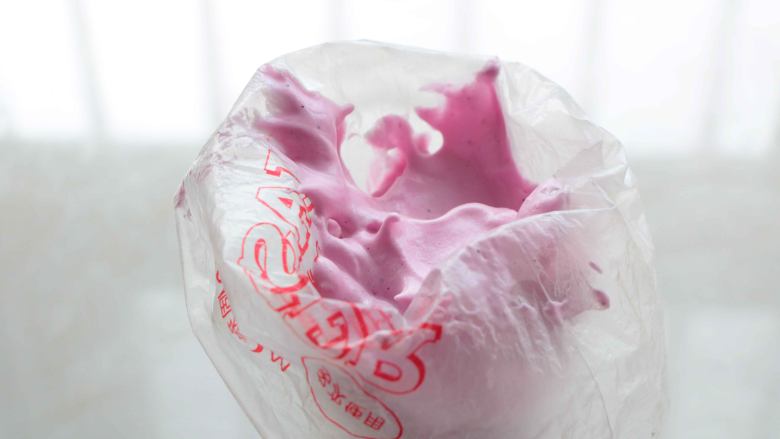 火龙果溶豆,翻拌好的蛋白糊放入裱花袋里 ;裱花袋提前准备好
放入高杯里