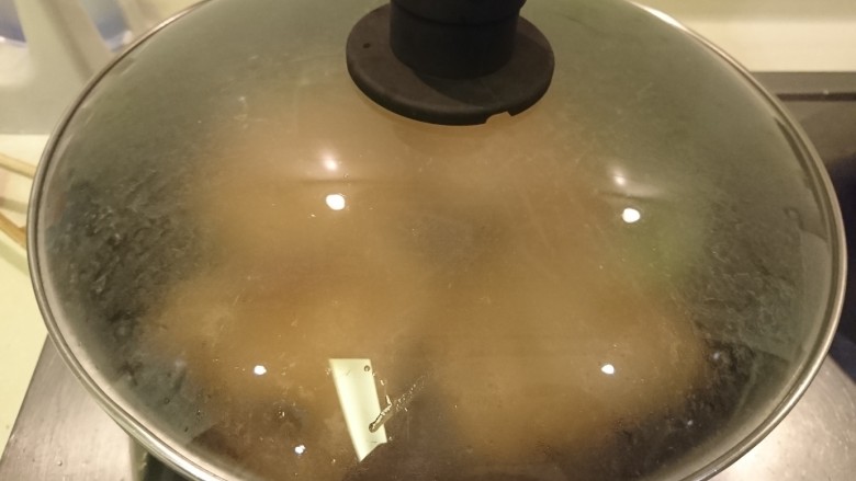 紅燒大排,蓋起來!煮上3分鐘,掀蓋,起鍋。