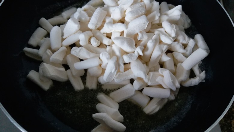 雪花酥,加入白色棉花糖,小火融化,一定要不停搅拌,别把糖熬糊了