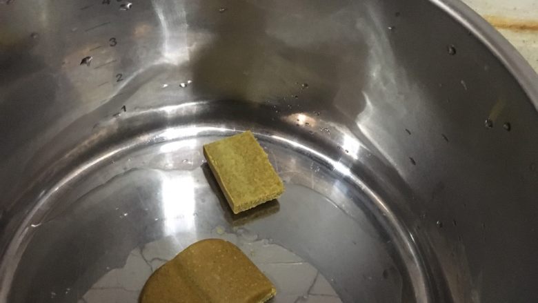 快手咖喱鸡肉饭,同时准备一个汤锅放入油,加入三小块咖喱炒香。