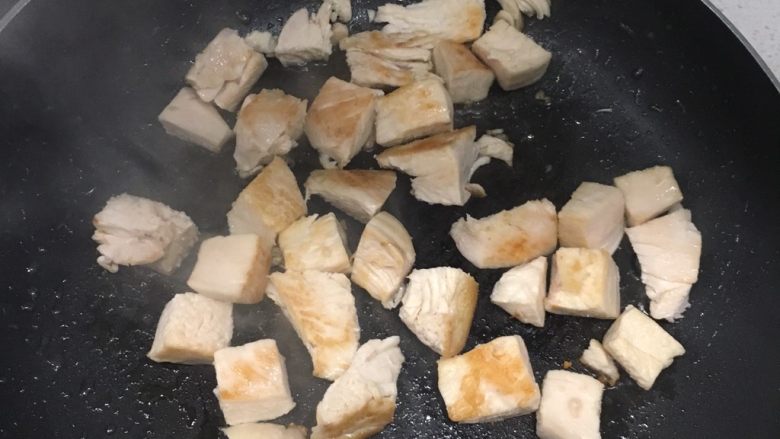 快手咖喱鸡肉饭,煎到上色,不要炒很久,会很柴,放一旁待用。
