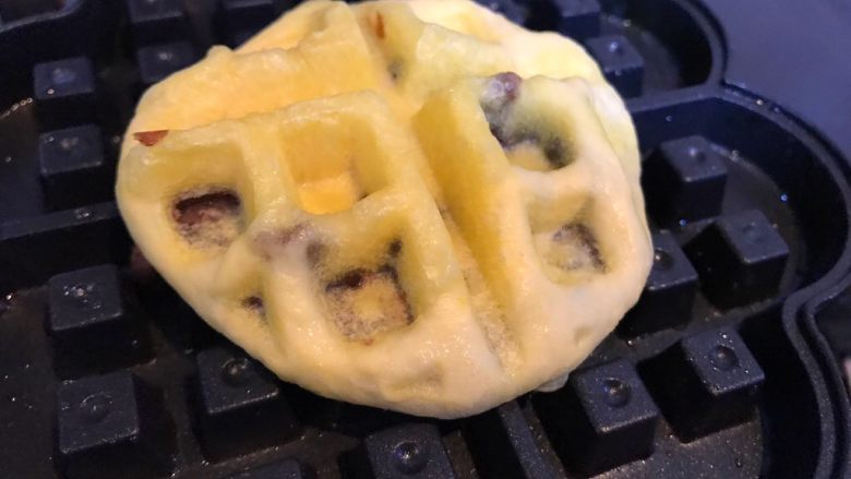 南瓜蜜豆华夫饼,放入面团小火加热,燃气华夫饼机注意翻面,将华夫饼煎熟即可
