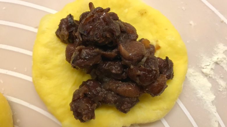 南瓜蜜豆华夫饼,用手压扁,放入自制的<a style='color:red;display:inline-block;' href='/shicai/ 3614'>蜜豆</a>
