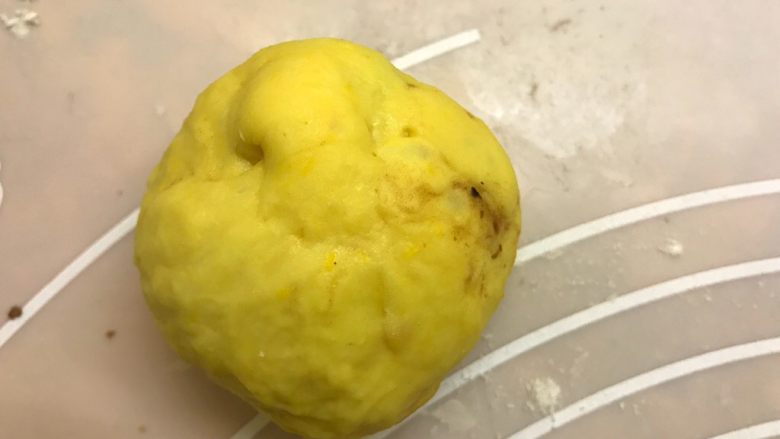 南瓜蜜豆华夫饼,收口捏紧,稍稍揉圆,将面团醒发15分钟