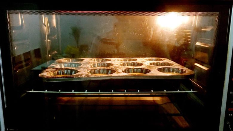 玛德琳蛋糕,放入预热好的烤箱,上下火150度,中层15-20分钟