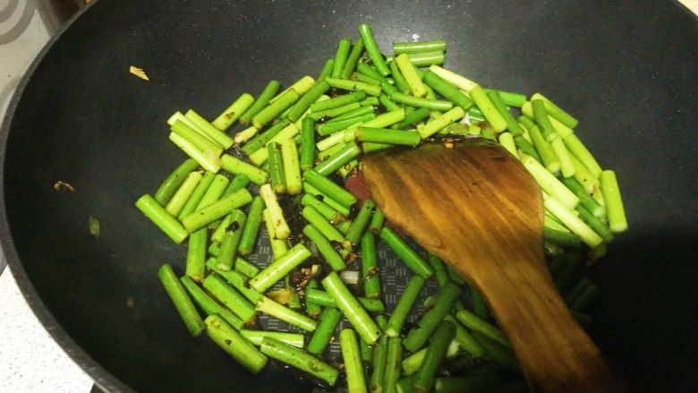 豉香蒜苔爆炒鱿鱼脚干,倒入蒜苔爆炒,加入少许盐,因为豆豉酱已有一定盐分。
