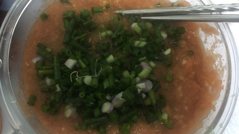 辣白菜,加入葱,和其配料一起拌匀。
