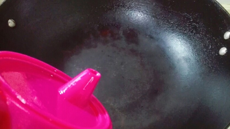 清香脆~香葱枸杞莴笋,大火烧热锅,倒适量食用油烧热
