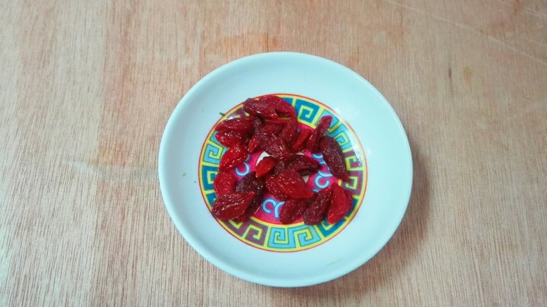 清香脆~香葱枸杞莴笋,<a style='color:red;display:inline-block;' href='/shicai/ 673'>枸杞</a>洗净开水烫一下,捞出来沥干水