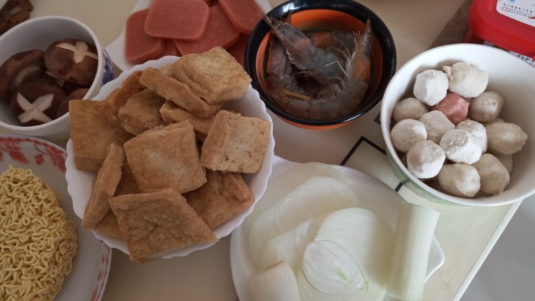 家常部队锅,虾开背去沙线后用姜丝和料酒腌制。香菇切花刀,洋葱切片,<a style='color:red;display:inline-block;' href='/shicai/ 138'>大葱</a>切段,方火腿切片。