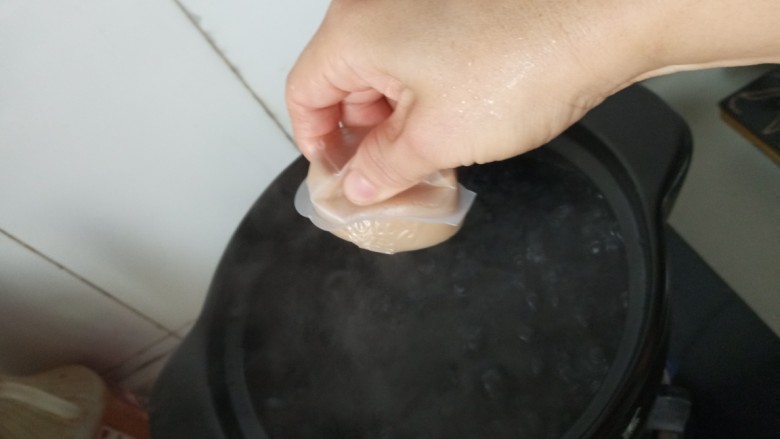 家常部队锅,水开后加两颗浓汤宝,融化后备用