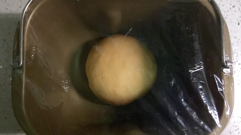 橘子馒头,面团揉好后,盖上保鲜膜,进行基础发酵。没有面包机的话手揉也可以。