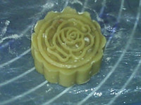 果仁玫瑰月饼,压出花型
