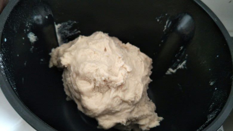 黑芝麻牛奶土司,把除<a style='color:red;display:inline-block;' href='/shicai/ 887'>黄油</a>和芝麻的所有食材放入盆中,搅拌均匀。