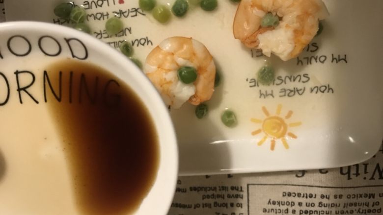 玉子豆腐蒸虾,同时,所有调料下锅
加少量水
混合成酱汁
出锅后浇上
早餐匆忙没来得及拍照
家里的厄瓜多尔白虾偏大了
中等大小的更适合蒸