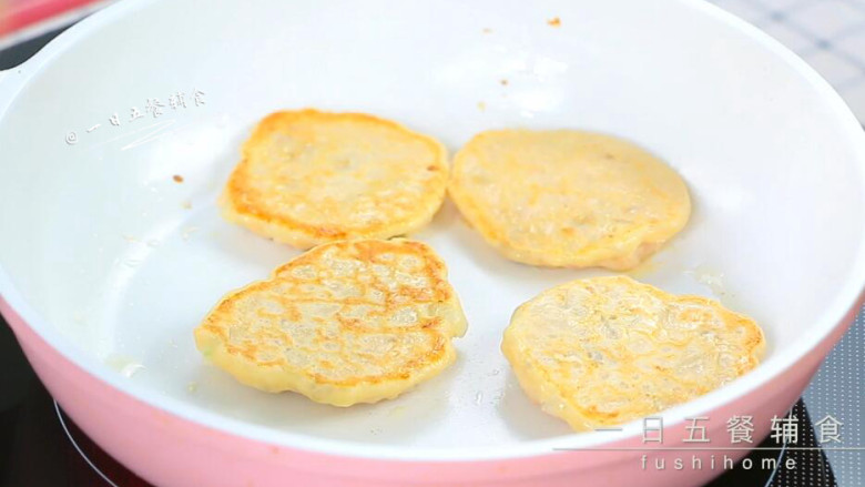 三文鱼饼,2分钟后翻面煎至两面微黄,出锅。