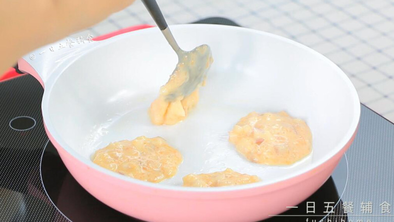 三文鱼饼,不粘锅刷少许油开始煎饼,用勺子挖一个个小饼入锅,小火煎。