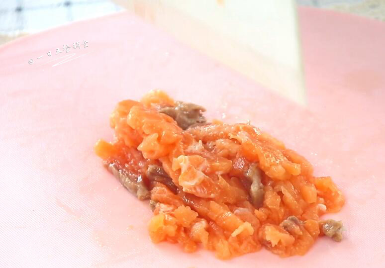 三文鱼饼,三文鱼切碎,剁剁碎。鱼肉比较 好剁碎,柚妈直接上手剁,懒得再用料理机,懒得洗机子了。