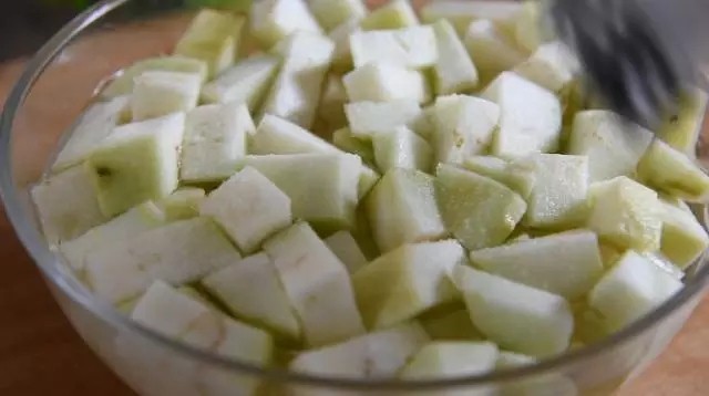 茄子做法(又一新篇),别流口水哟~,倒入清水,撒入盐抓匀