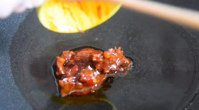 茄子做法(又一新篇),别流口水哟~,倒入适量油,下豆瓣酱炒香