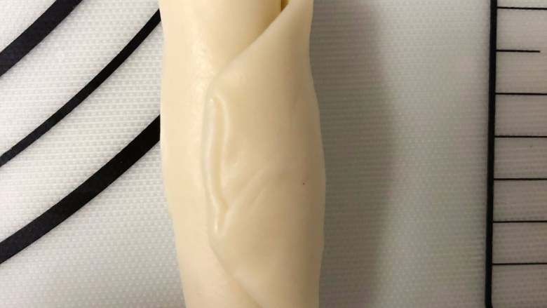 软糯清香不甜腻的玫瑰鲜花酥饼 ukoeo 风炉制作,再用擀面杖擀成牛舌状,从上到下卷起来。等于是重复7的动作,为了让皮更酥。之后盖保鲜膜