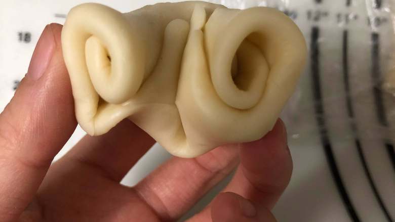 软糯清香不甜腻的玫瑰鲜花酥饼 ukoeo 风炉制作,取一个卷小拇指中间压个印子,对折。