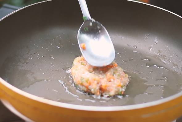 蔬菜鱼饼,这步重要嘞！用勺子将它弄成饼状！