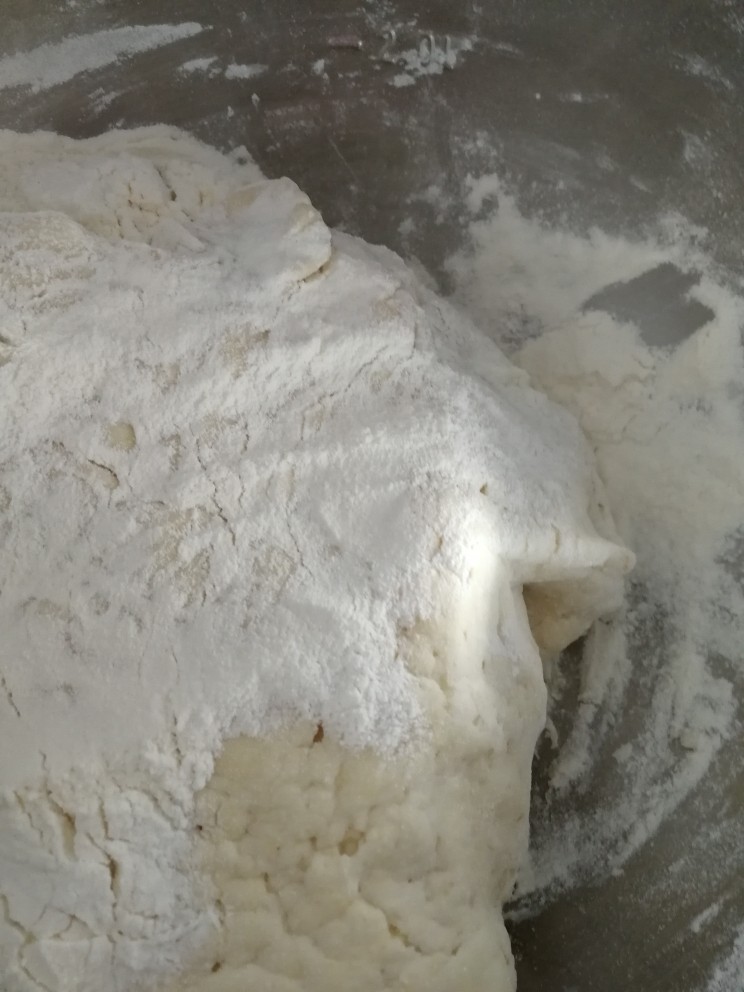 冬天里热腾腾的__豆面馒头,发好的面在加半碗面揉搓,揉好了在醒10-20分钟(如下图)