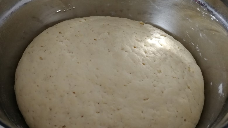 冬天里热腾腾的__豆面馒头,发酵好的面(有蜂窝眼状就是发好了)