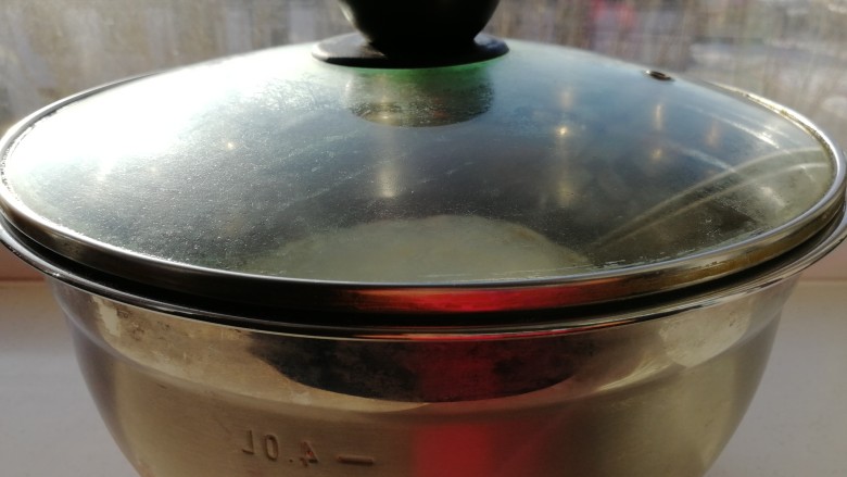 冬天里热腾腾的__豆面馒头,和好的面放在阳光充足的窗台上(没有阳光就放在暖气旁边)2个小时左右发酵好了。
