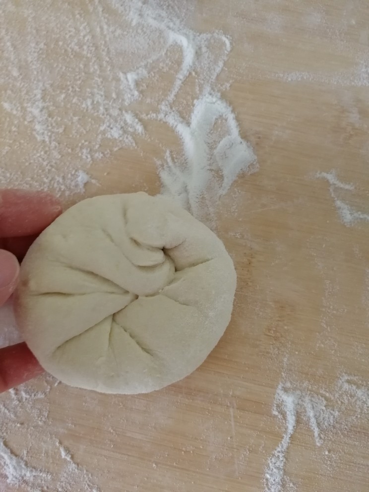 冬天里热腾腾的__豆面馒头,用手揉圆滑(如图)