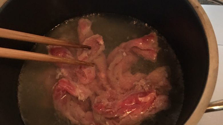 香菇肥牛饭,肥牛焯水(放入沸水中变色就捞出,不要焯老了)
