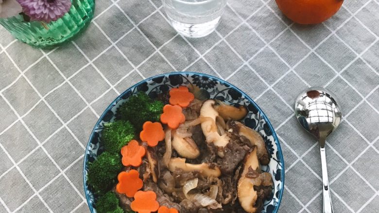 香菇肥牛饭,好吃又美味的香菇肥牛饭完成啦!